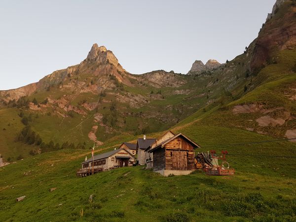 Rifugio Pian de Fontana in the evening sunlight