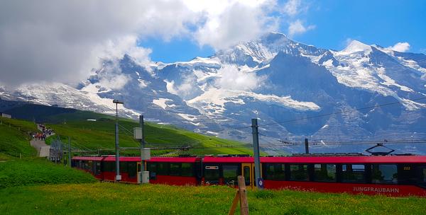Train heading to the Jungfraujoch from Kleine Scheidegg7