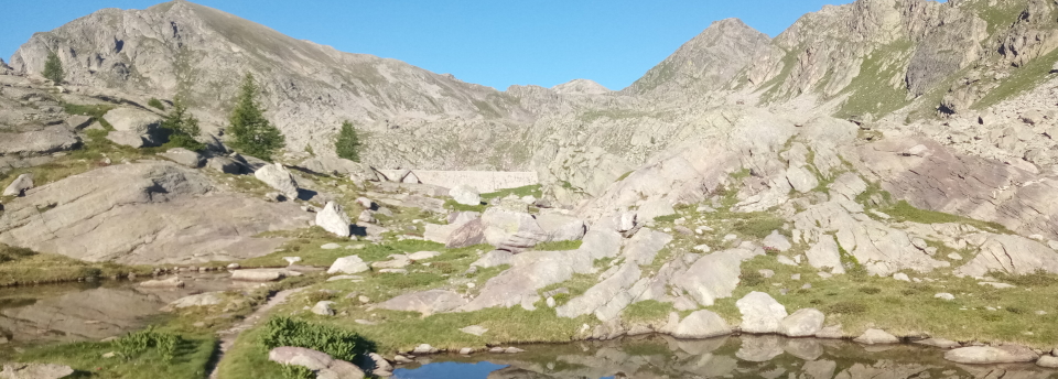 The GR52 in the Maritime Alps passes a lake