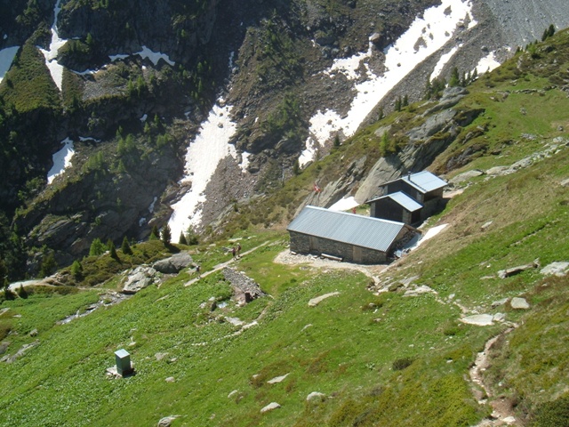 Mountain paths around Refuge les Grands on the Tour du Mont Blanc