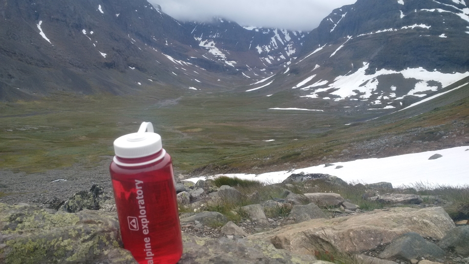 Alpine Exploratory waterbottle in the Kebnekaise Valley on the Kungsleden