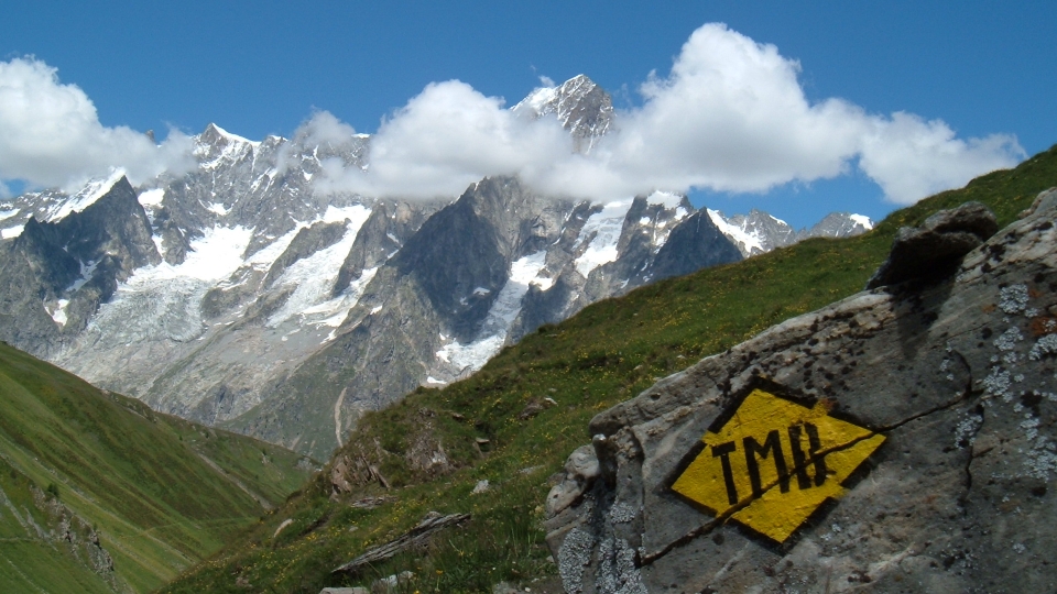 Classic TMB stencil sign from the route in Italy (2005)