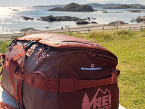 Alpine Exploratory travel bag by the sea