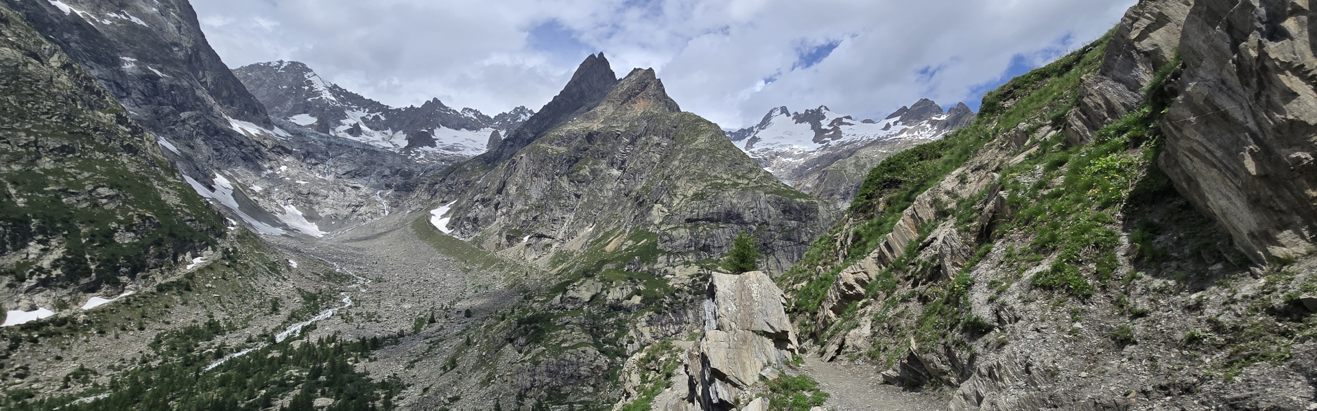 Up to Rifugio Elena in the Italian Val Ferret, Tour du Mont Blanc